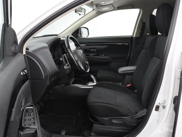 Mitsubishi OUTLANDER 2.4 PHEV Pure+ | SOH 71,6% | Stoelverwarming | Carplay | Camera | Trekhaak | Keyless | Climate control | DAB | Full LED | Cruise control | Bluetooth | Plug In