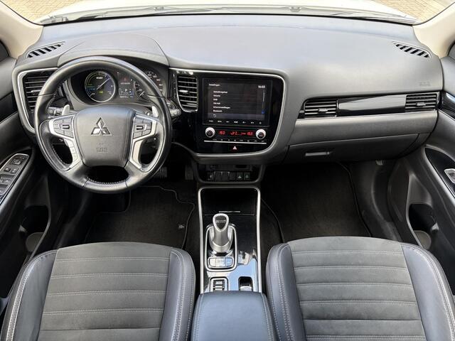 Mitsubishi OUTLANDER 2.4 PHEV Intense+ / 8 jaar Garantie / Afneembare Trekhaak 1.500 KG Trekgewicht / Dealer Onderhouden / Camera / Apple Carplay Android Auto / Elektrisch Verstelbare Stoel / Navigatie / Stoel Verwarming / Keyless Entree/Start /