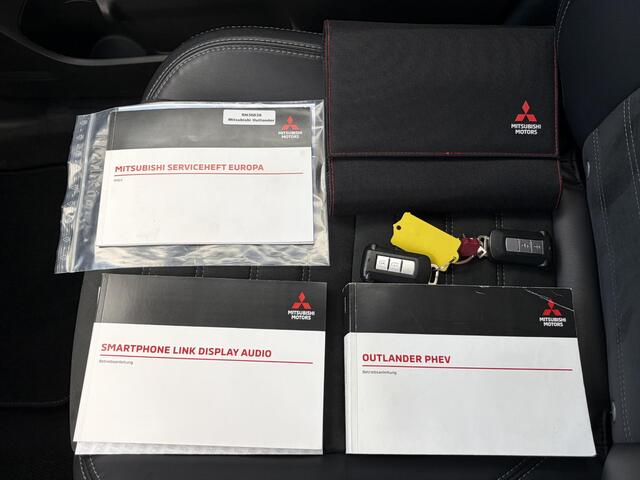 Mitsubishi OUTLANDER 2.4 PHEV Intense+ / 8 jaar Garantie / Afneembare Trekhaak 1.500 KG Trekgewicht / Dealer Onderhouden / Camera / Apple Carplay Android Auto / Elektrisch Verstelbare Stoel / Navigatie / Stoel Verwarming / Keyless Entree/Start /