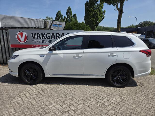 Mitsubishi OUTLANDER 2.4 PHEV Instyle 18"/Trekhaak/LED/Leder/Stoel + stuurverwarming/Dodehoek/PDC v+a/360 Camera/Apple Carplay & Android Auto