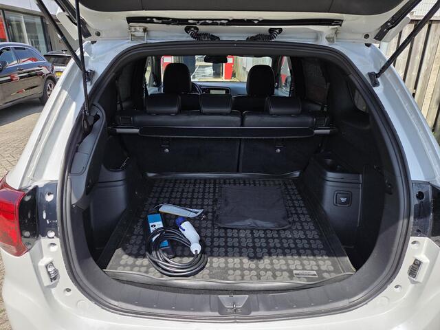 Mitsubishi OUTLANDER 2.4 PHEV Instyle 18"/Trekhaak/LED/Leder/Stoel + stuurverwarming/Dodehoek/PDC v+a/360 Camera/Apple Carplay & Android Auto