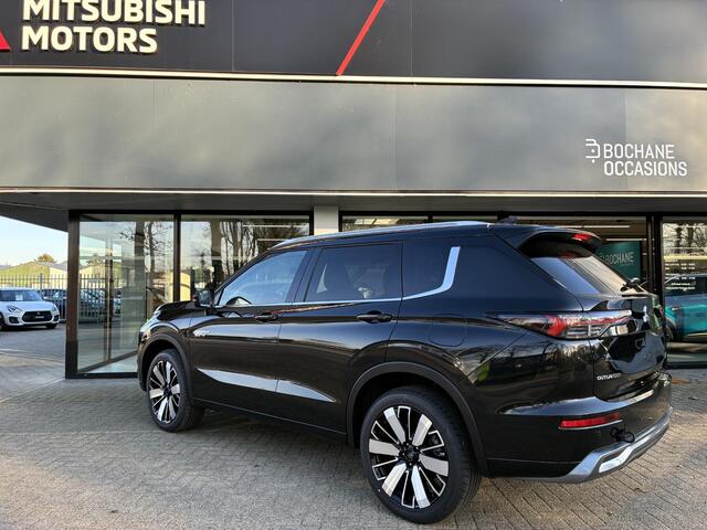 Mitsubishi OUTLANDER 2.4 PHEV First Edition NIEUW UIT VOORRAAD LEVERBAAR | 2-zone Climate Control | Adaptieve Cruise Control | Parkeersensoren voor- en achter (8) | 20" lichtmetalen velgen | Blind Spot Warning | Apple CarPlay & Android Auto | Synthetisch lederen bekleding | 8