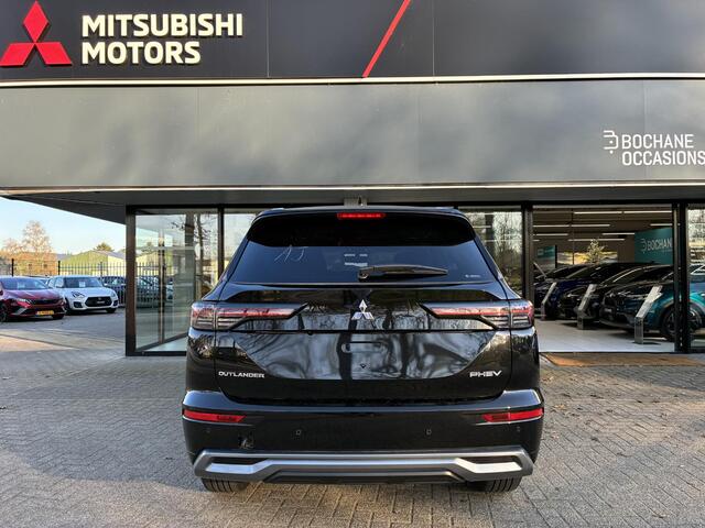 Mitsubishi OUTLANDER 2.4 PHEV First Edition NIEUW UIT VOORRAAD LEVERBAAR | 2-zone Climate Control | Adaptieve Cruise Control | Parkeersensoren voor- en achter (8) | 20" lichtmetalen velgen | Blind Spot Warning | Apple CarPlay & Android Auto | Synthetisch lederen bekleding | 8