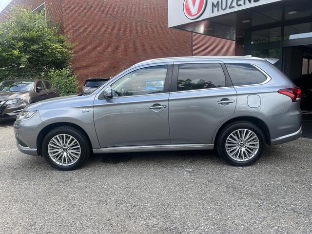 Mitsubishi OUTLANDER 2.4 PHEV 4WD Pure+ 240PK!! // AFN. TREKHAAK // KEYLESS // CAMERA+SENSOREN // CLIMA // STOELVERWARMING // APPLE-ANDROID AUTO //