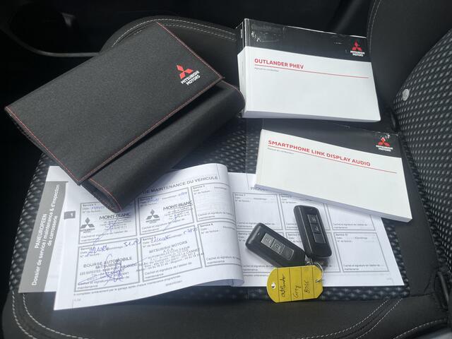 Mitsubishi OUTLANDER 2.4 PHEV 4WD Pure+ 240PK!! // AFN. TREKHAAK // KEYLESS // CAMERA+SENSOREN // CLIMA // STOELVERWARMING // APPLE-ANDROID AUTO //