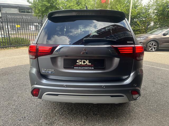 Mitsubishi OUTLANDER 2.4 PHEV 4WD Pure+ 240PK!! // AFN. TREKHAAK // KEYLESS // CAMERA+SENSOREN // CLIMA // STOELVERWARMING // APPLE-ANDROID AUTO //