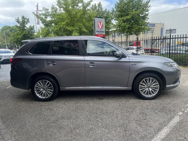 Mitsubishi OUTLANDER 2.4 PHEV 4WD Pure+ 240PK!! // AFN. TREKHAAK // KEYLESS // CAMERA+SENSOREN // CLIMA // STOELVERWARMING // APPLE-ANDROID AUTO //