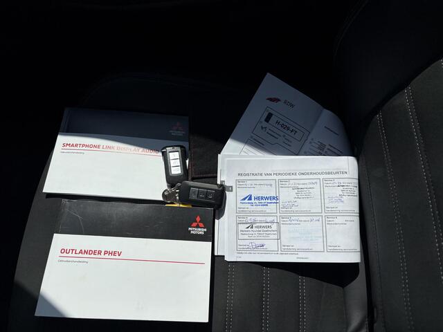 Mitsubishi OUTLANDER 2.4 PHEV Intense+ / Stoel/Stuurverwarming / Climate control / Glazen schuif-/kanteldak / Trekhaak geremd trekgewicht 1500 kg / Navigatie / Bluetooth /