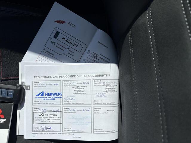 Mitsubishi OUTLANDER 2.4 PHEV Intense+ / Stoel/Stuurverwarming / Climate control / Glazen schuif-/kanteldak / Trekhaak geremd trekgewicht 1500 kg / Navigatie / Bluetooth /