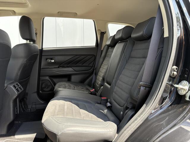 Mitsubishi OUTLANDER 2.4 PHEV Intense+ / Stoel/Stuurverwarming / Climate control / Glazen schuif-/kanteldak / Trekhaak geremd trekgewicht 1500 kg / Navigatie / Bluetooth /
