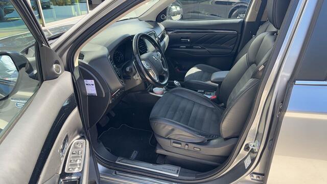 Mitsubishi OUTLANDER 2.4 PHEV Intense+ / Navigatie / Schuif/kanteldak / Camera / Trekhaak