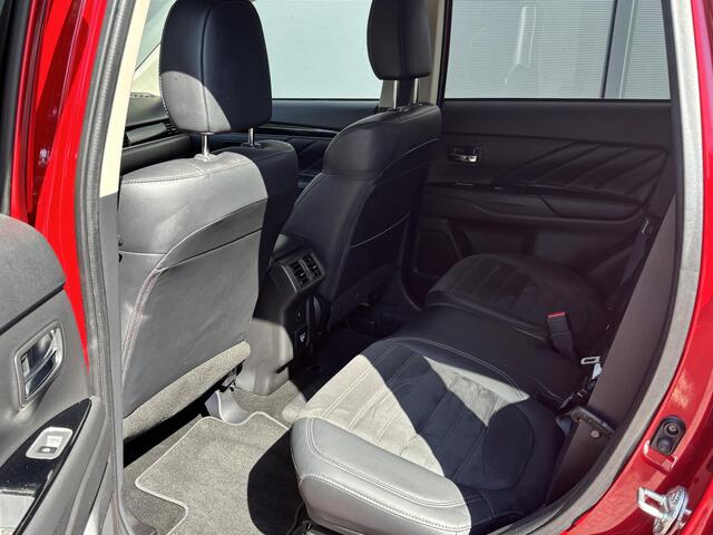 Mitsubishi OUTLANDER 2.4 PHEV Intense+ / 1500 kg Trekgewicht / Trekhaak / Navigatiesysteem / Apple carplay / Android auto / Elektrisch verstelbare bestuurdersstoel / Stoelverwarming voor / Achteruitrijcamera / Cruise control /