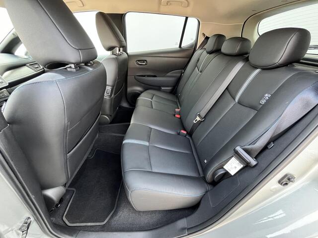 Nissan LEAF Tekna 40 kWh Automaat / Trekhaak / 360° Camera / Navigatie full map / Apple Carplay & Android Auto / Stuur- en Stoelverwarming voor en achter / Adaptieve Cruise Control / Keyless Entry & Start / Airco / DAB Radio