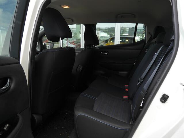 Nissan LEAF Acenta 40 kWh | Achteruitrijcamera | Stoel en stuurverwarming | Navigatie | Lichtmetalen velgen | Climate control | Cruise control adaptive | Keyless entry en start