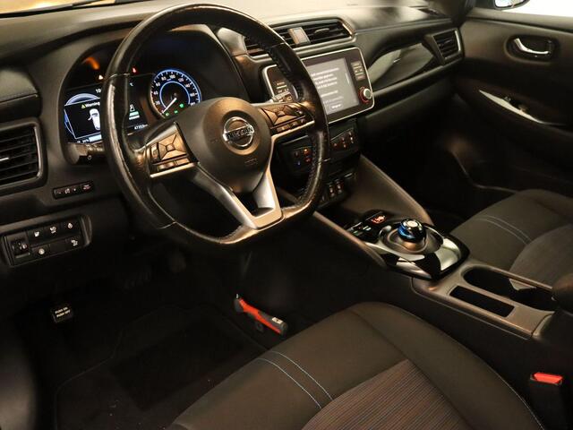 Nissan LEAF N-Connecta 40 kWh SOH 92,2%!! - ORIGINEEL NEDERLANDSE AUTO - PARKEERSENSOREN VOOR EN ACHTER - HOMMEL ONDERHOUDEN - DODEHOEKDETECTIE - STUUR EN STOEL VERWARMING - KEYLESS ENRTY & START - 360 GRADEN CAMERA