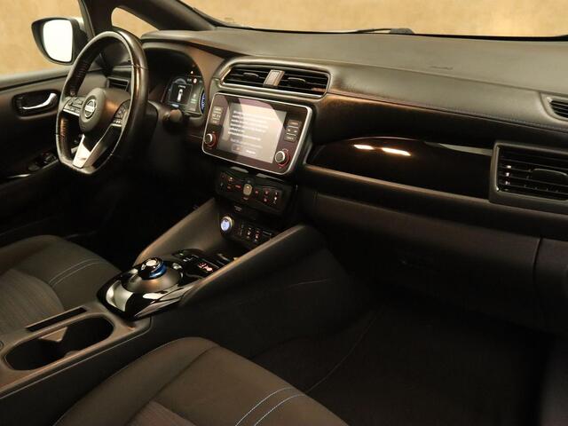 Nissan LEAF N-Connecta 40 kWh SOH 92,2%!! - ORIGINEEL NEDERLANDSE AUTO - PARKEERSENSOREN VOOR EN ACHTER - HOMMEL ONDERHOUDEN - DODEHOEKDETECTIE - STUUR EN STOEL VERWARMING - KEYLESS ENRTY & START - 360 GRADEN CAMERA