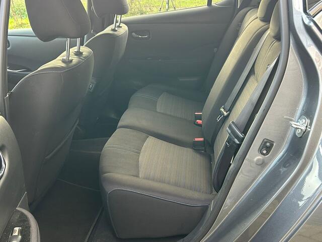 Nissan LEAF N-Connecta 40kWh Navi Ecc 360°Camera Adap.Cruise Pdc Keyless Blindspot Apple Carplay Android Auto Stoel+Stuurverwarming DAB Bluetooth Lmv Privacyglas Zeer compleet!