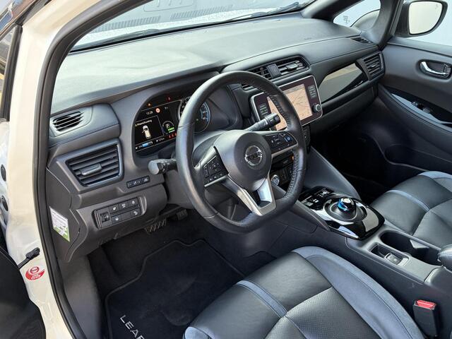 Nissan LEAF Tekna 40 kWh / Stoelverwarming voor en achter / Adaptieve cruise control / Stuurverwarming / Afneembare trekhaak / Navigatie / Bose / Lederen bekleding