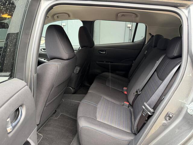 Nissan LEAF N-Connecta 40 kWh 360 Graden Camera / Stoelverwarming / Stuurwielverwarming / Navigatie / Cruise Control / NAP Logisch / Dealer Onderhouden