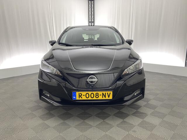 Nissan LEAF N-Connecta 40 kWh Automaat | CarPlay | Navi | Dodehoek Det. | 360'' Camera | ACC | PDC | Verwarmde Stoelen |