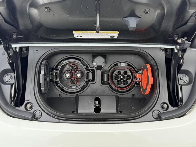 Nissan LEAF Acenta 40 kWh / Dealer Onderhouden / Navigatie via Apple Carplay & Android Auto / Camera / Adaptieve Cruise / Stoelverwarming / Dodehoek Detectie /