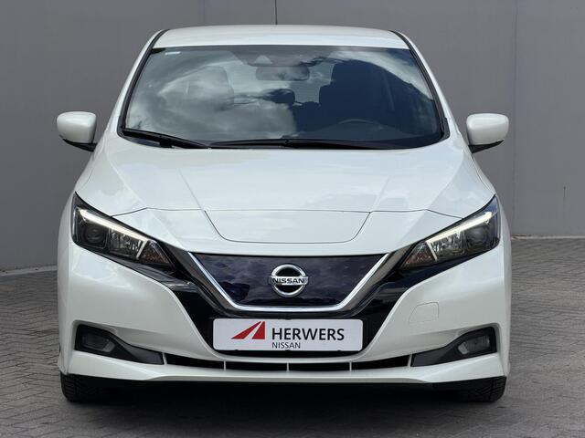 Nissan LEAF Acenta 40 kWh / Dealer Onderhouden / Navigatie via Apple Carplay & Android Auto / Camera / Adaptieve Cruise / Stoelverwarming / Dodehoek Detectie /