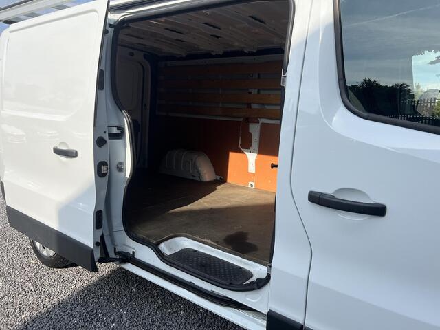 Nissan NV300 1.6 dCi 120 L2H1 Optima 3 Zitplaatsen,Navi,Airco,Cruise,PDC,Imperiaal,Trekhaak,Elek Ramen,N.A.P,APK Tot 06-2025