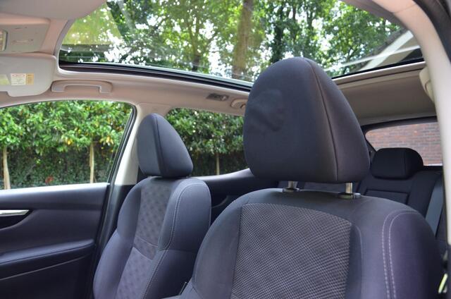 Nissan QASHQAI 1.2 Business Edition Ecc/Navi/Rondomzicht-Camera/Cr-Controle/Panorama-Dak/18-Inch Lmv/Privacy-Glass/Led/Trekhaak/Side-bars