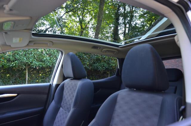 Nissan QASHQAI 1.2 N-Connecta Navi/Pdc/Ecc/Panoramadak/360 graden camera/Trekhaak/Extra getint glas