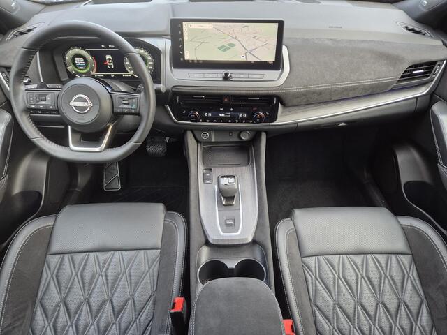 Nissan QASHQAI 1.3 MHEV Xtronic Tekna Plus Automaat / Nieuw Model / Facelift / HUD / Panoramadak / Stoel met massage functie / Trekgewicht 1800 kg / Elektrische achterklep / Rondomzicht camera / Stuur-, Stoel en Voorruit verwarming /