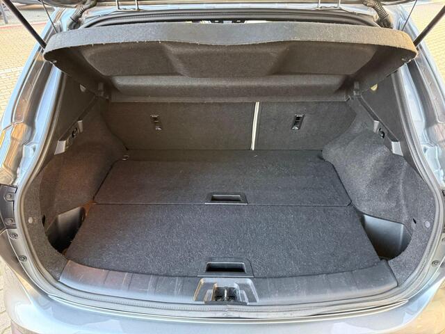 Nissan QASHQAI 1.6 Tekna 17" *Trekhaak & Stoelverwarming*