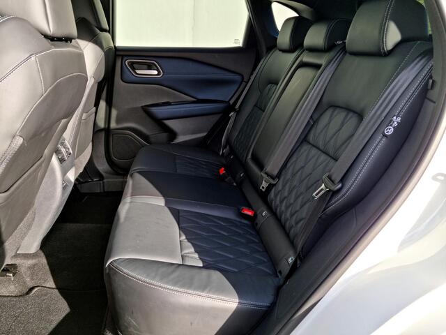 Nissan QASHQAI 1.3 MHEV Xtronic Tekna Plus / Vaste Trekhaak 13-polig (Trekgewicht 1.800kg) / All Seasons / Panoramadak / HUD / Apple Carplay & Android Auto / Keyless Entry & Start / Elektrische Achterklep / Adaptieve Cruise Control / Navigatie full map / Elektrisch Vers