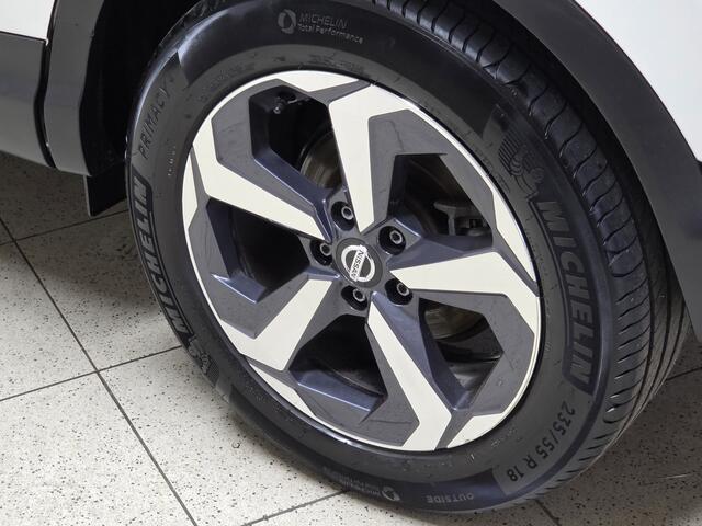 Nissan QASHQAI 1.2 N-Connecta/ Parelmoer wit!/ Trekhaak/ 360° Camera/ 18'' LMV/ Panorama-Dak/ Lane-Assist./ Keyless/ DAB+/ PDC V+A/ Chroom/ Clima/ Cruise/ Bluetooth/ Multi. LEDER. Stuur/ Mistl./ Extra getint glas.