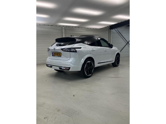 Nissan QASHQAI 1.3 MHEV Xtronic N-Design / Panoramadak / Stoel- en Stuurverwarming / Google Maps Navigatie / Verwarmde Voorruit / Leder/Alcantara Bekleding / 360 Graden Camera / Dual Zone Climate Control / Adaptive Cruise Control /