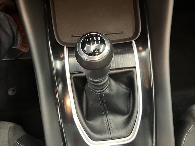 Nissan QASHQAI 1.3 MHEV Premiere Edition / Trekhaak afneembaar / Panorama dak.