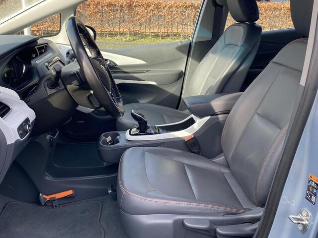 Opel AMPERA Ampera-E Business Executive 60 kWh HV Accu nieuw eind '22! Zeer compleet met o.a. lederen bekleding, Bose soundsystem, stoel- én achterbankverwarming, camera, nieuwe APK, etc.
