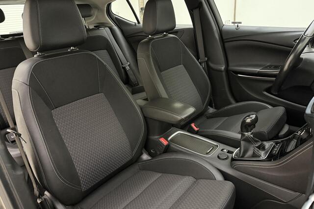 Opel ASTRA 1.4 Innovation 150pk | AGR Stoelen | Unieke Kilometerstand | Navigatie via Apple Carplay - Android Auto | Trekhaak Afneembaar | KeyLess Entry en Start | 17" Lichtmetalen Velgen