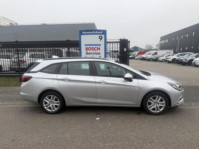 Opel ASTRA Sports Tourer 1.0 Online Edition met o.a. cruise control, navigatie, airco, DAB, bluetooth, boekjes aanwezig, etc.