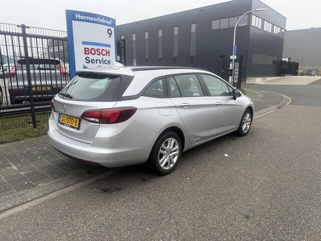 Opel ASTRA Sports Tourer 1.0 Online Edition met o.a. cruise control, navigatie, airco, DAB, bluetooth, boekjes aanwezig, etc.