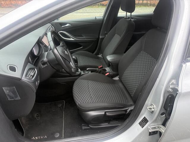 Opel ASTRA Sports Tourer 1.0 Online Edition met o.a. cruise control, navigatie, airco, DAB, bluetooth, boekjes aanwezig, etc.