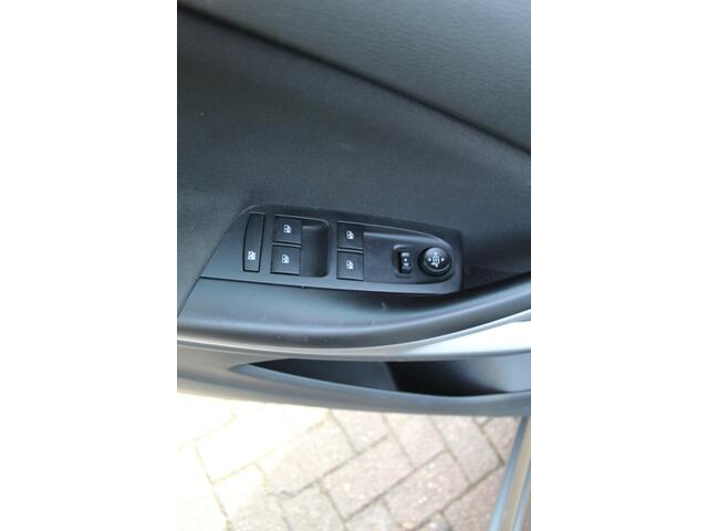 Opel ASTRA 1.0 Turbo Online Edition 5deurs , zeer nette auto Climate control , Cruise control , Navigatie , Bluetooth Parkeersensoren achter en voor