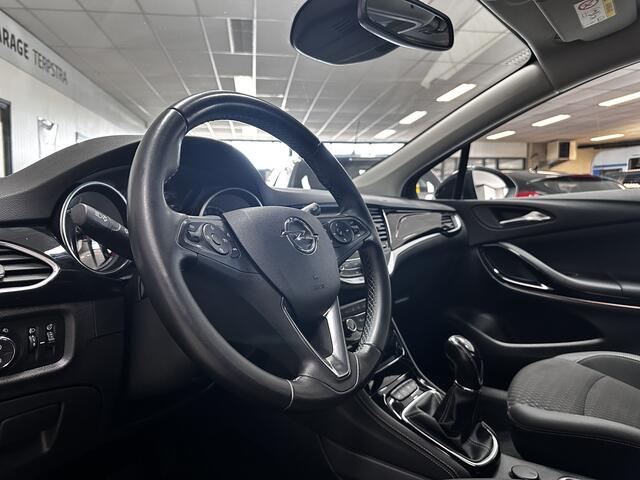 Opel ASTRA Sports Tourer 1.0 Business Executive/ Trekhaak/ 16'' LMV/ Keyless/ Apple + Android/ PDC V+A/ DAB+/ Navi/ Clima/ Cruise/ Elek. pakket/ Isofix/ Bluetooth/ Multi. LEDER. Stuur/ Mistl./ Chroom/ Dakrails.