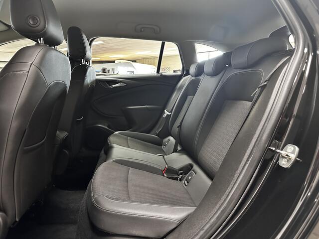 Opel ASTRA Sports Tourer 1.0 Business Executive/ Trekhaak/ 16'' LMV/ Keyless/ Apple + Android/ PDC V+A/ DAB+/ Navi/ Clima/ Cruise/ Elek. pakket/ Isofix/ Bluetooth/ Multi. LEDER. Stuur/ Mistl./ Chroom/ Dakrails.