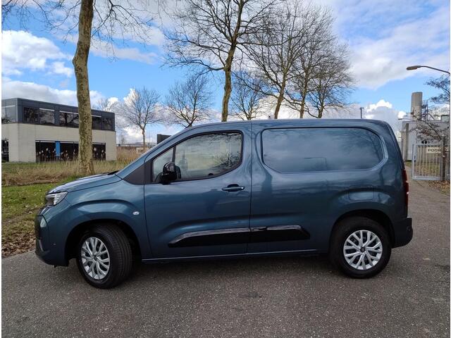 Opel COMBO Electric L1 50 kWh 136pk AUTOMAAT | 3-zits | Houten afwerking laadruimte | Trekhaak voorbereiding | Pakket Look | Climate control | Adaptieve cruise control | Lederen stuurwiel | Stuurverwarming | Multimedia | Carplay | Achteruitrijcamera | Surround View 
