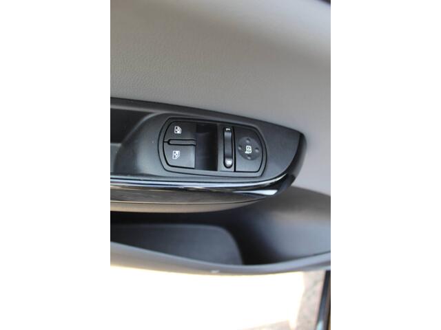 Opel CORSA 1.0-90pk Turbo 'Online Edition'. Erg nette en goed onderhouden Opel Corsa 1.0-90pk Turbo 5drs.. Volautm. airco, cruise control, navigatie, trekhaak afneembare kogel, metallic lak, parkeersensoren v+a, LM wielen, telefoonvoorb., 5 deuren etc.