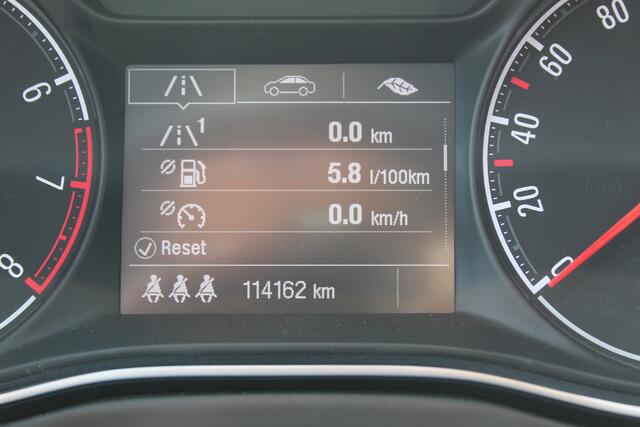 Opel CORSA 1.0-90pk Turbo 'Online Edition'. Erg nette en goed onderhouden Opel Corsa 1.0-90pk Turbo 5drs.. Volautm. airco, cruise control, navigatie, trekhaak afneembare kogel, metallic lak, parkeersensoren v+a, LM wielen, telefoonvoorb., 5 deuren etc.