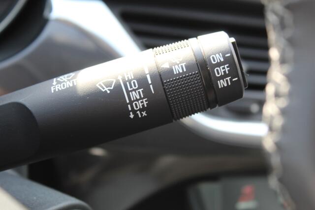 Opel CORSA 1.0-90pk Turbo 'Online Edition'. Erg nette en goed onderhouden Opel Corsa 1.0-90pk Turbo 5drs.. Volautm. airco, cruise control, navigatie, trekhaak afneembare kogel, metallic lak, parkeersensoren v+a, LM wielen, telefoonvoorb., 5 deuren etc.