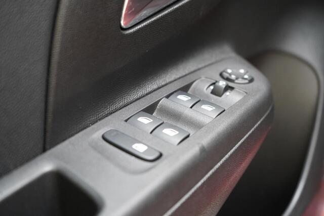 Opel CORSA 1.2 Elegance | Panoramadak | Climate control | Camera | Cruise control | Two-Tone | Stoelverwarming