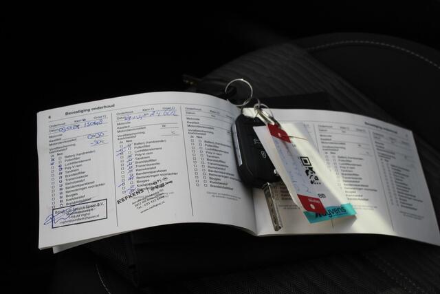 Opel CORSA 1.2 Edition Navigatie/Airco/Cruise control/Licht metalen velgen