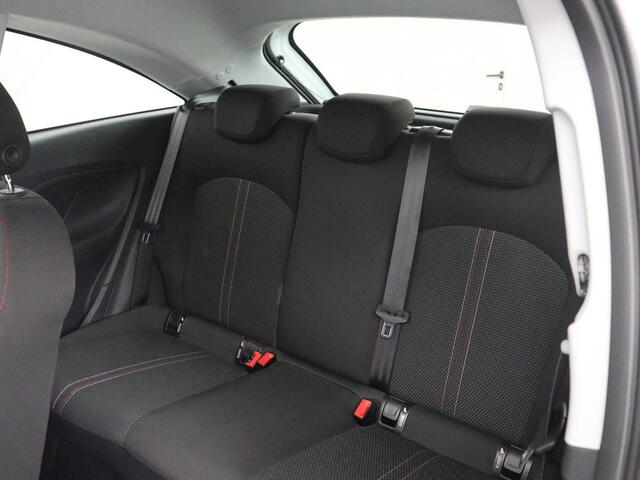 Opel CORSA 1.4 Black Edition | 1e eigenaar | Trekhaak | Carplay | Airco | Cruise control | Parkeerhulp | Navigatie | Bluetooth | Getint glas